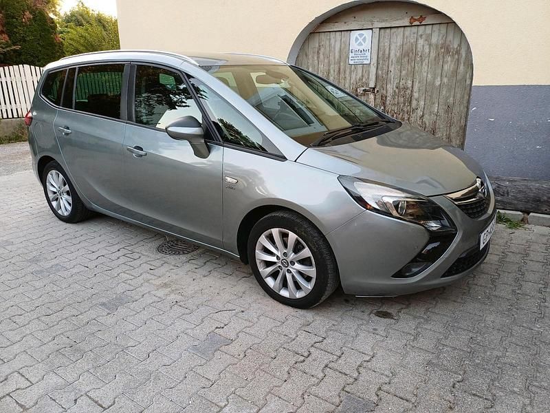 Silber Gebraucht 2014 Opel Zafira Tourer Van / Kleinbus | 6.299 € (Guter Preis) - Bild 1/4