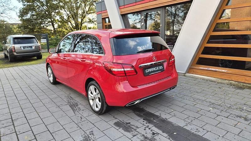 Gebraucht Mercedes B220 184 PS (135 kW) 2017 Rot Van / Kleinbus