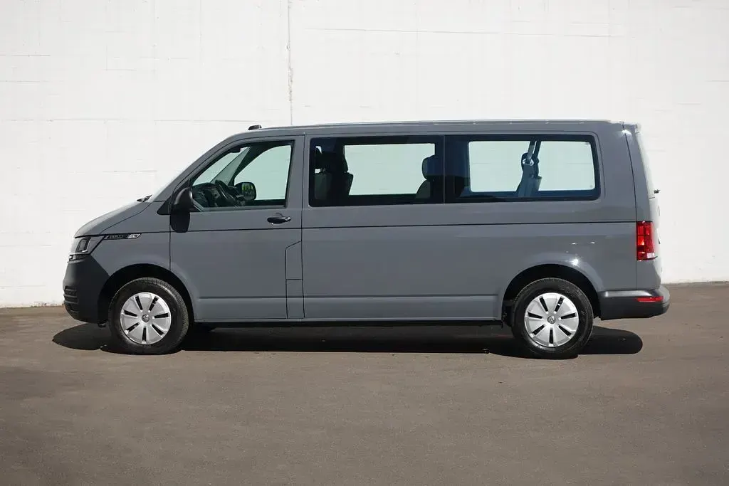 Gebraucht VW Caravelle Trendline 150 PS (110 kW) 2024 Grau Van