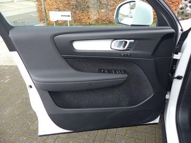 Gebraucht Volvo XC40 Core 163 PS (119 kW) 2025 Crystal white / metallic SUV