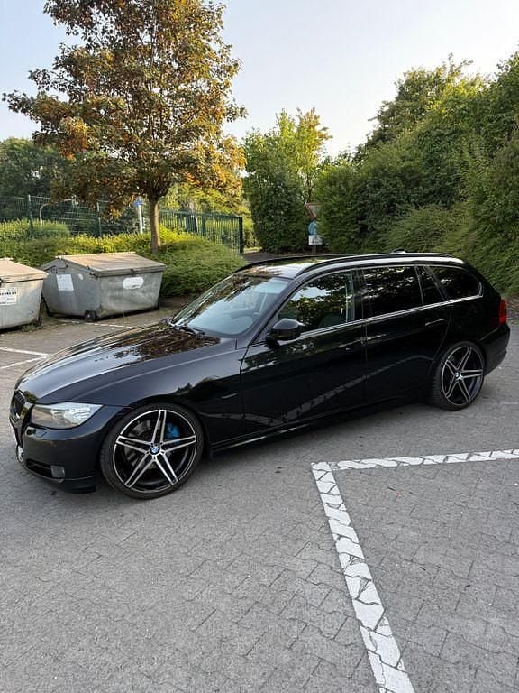 Schwarz Gebraucht 2010 BMW 325 Exclusive Kombi | 9.888 € (Fairer Preis) - Bild 1/4