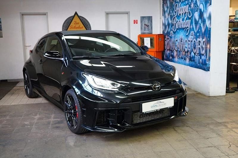 Precious schwarz Gebraucht 2024 Toyota Yaris Coupé | 43.660 € (Superpreis) - Bild 1/4