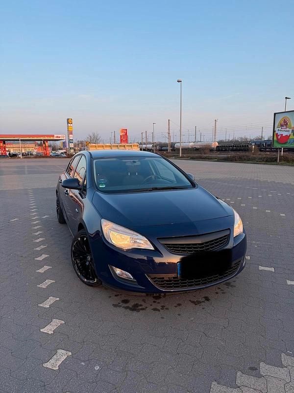 Gebraucht Opel Astra 100 PS (73 kW) 2012 Blau Limousine