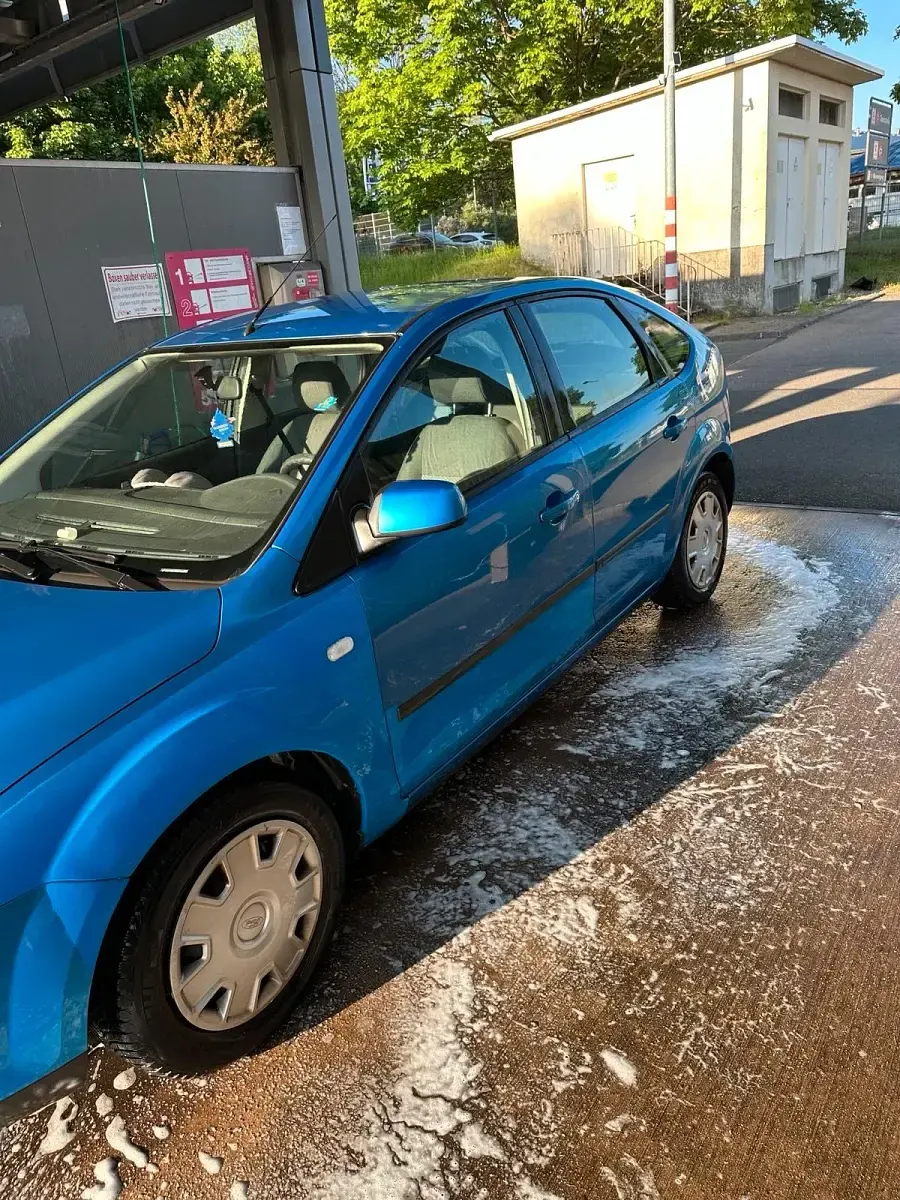 Używany Ford Focus 72 KM (52 kW) 2006 Niebieski Sedan/Limuzyna