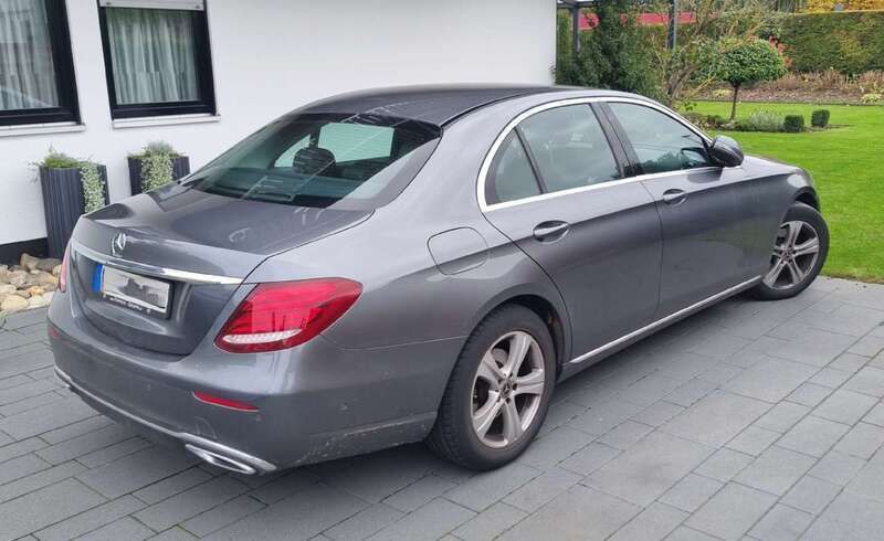 Grau Gebraucht 2018 Mercedes E200 Exclusive Limousine | 24.950 € (Superpreis) - Bild 1/4