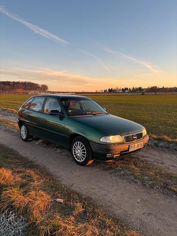 Grün Gebraucht 1996 Opel Astra Limousine | 600 € (Superpreis) - Bild 1/4