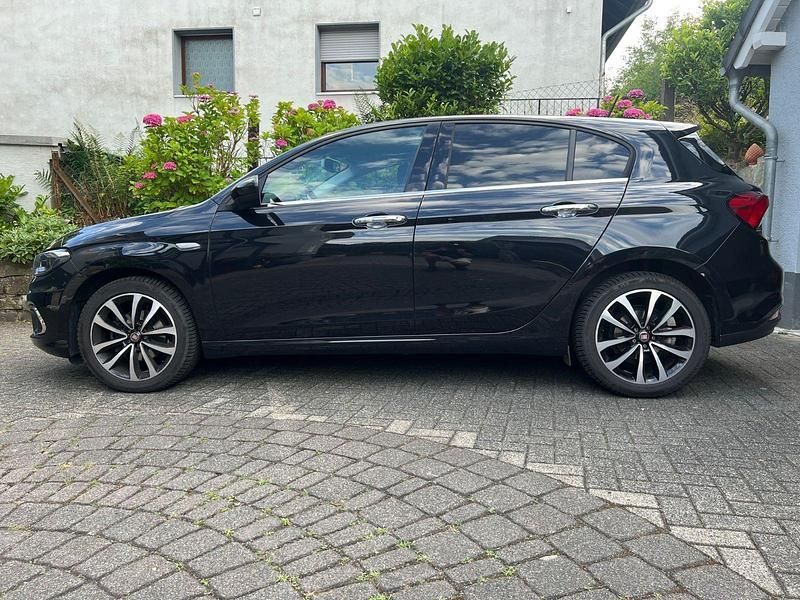 Schwarz Gebraucht 2016 Fiat Tipo Lounge Kombi | 10.800 € (Guter Preis) - Bild 1/4