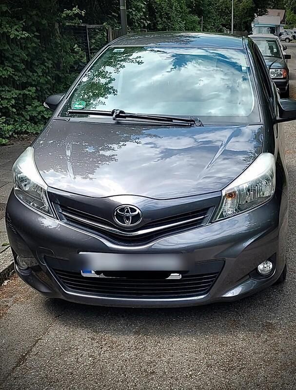 Grau Gebraucht 2012 Toyota Yaris Life Kleinwagen | 7.499 € (Fairer Preis) - Bild 1/4