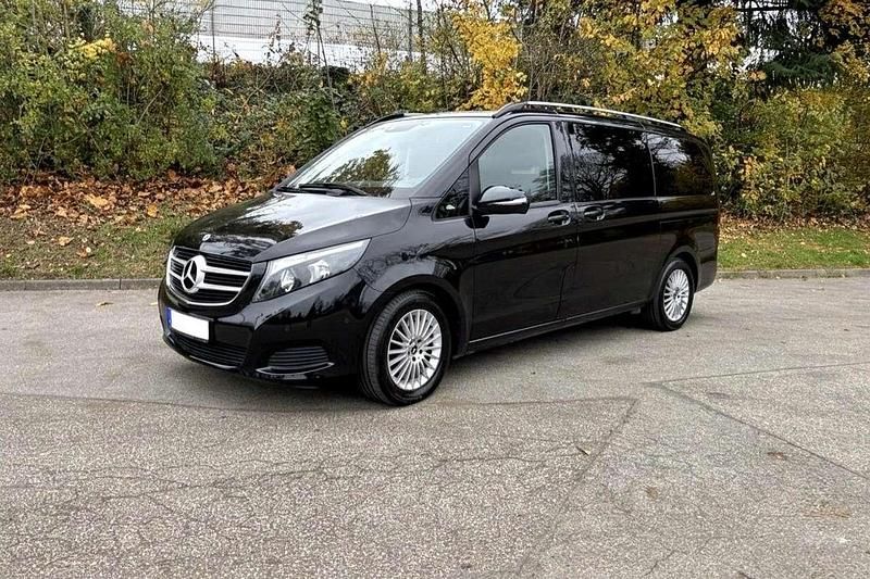 Schwarz Gebraucht 2018 Mercedes V220 Edition Van / Kleinbus | 35.999 € (Fairer Preis) - Bild 1/4