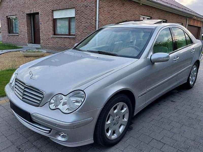 Silber Gebraucht 2004 Mercedes C200 Elegance Limousine | 5.000 € (Etwas zu teuer) - Bild 1/4