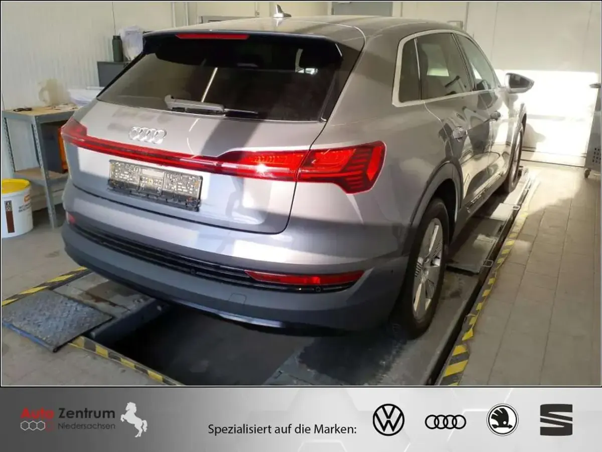 Gebraucht Audi e-tron Basis 300 kW (408 PS) 2023 Grau SUV