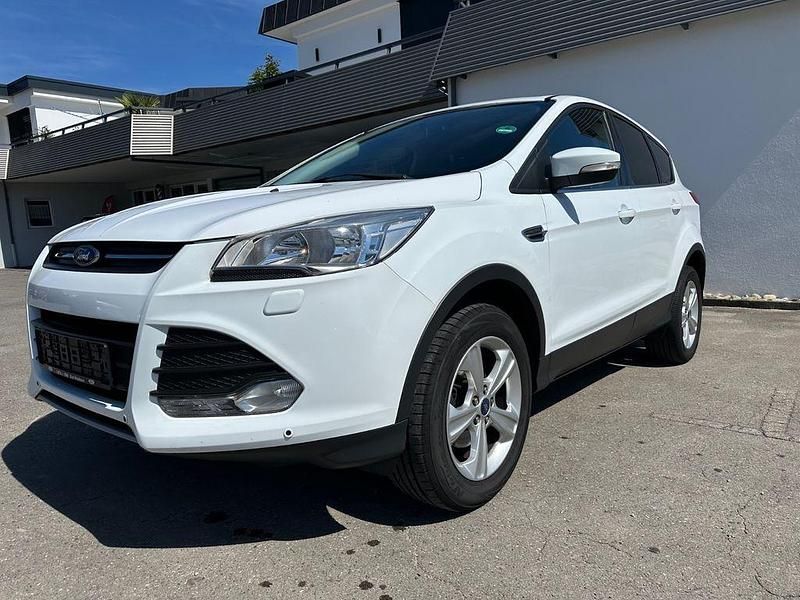 Weiß Gebraucht 2015 Ford Kuga Trend SUV | 8.990 € (Guter Preis) - Bild 1/4