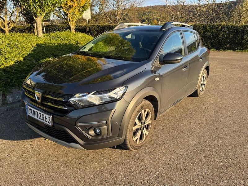 Grau Gebraucht 2022 Dacia Sandero Expression Kleinwagen | 15.800 € (Fairer Preis) - Bild 1/4
