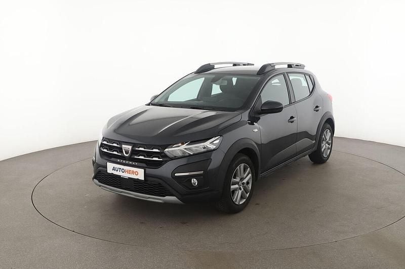 Grau Gebraucht 2022 Dacia Sandero Stepway Kleinwagen | 15.690 € (Fairer Preis) - Bild 1/3