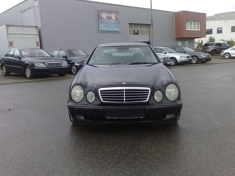 Schwarz Gebraucht 2002 Mercedes CLK230 Elegance Coupé | 1.950 € (Fairer Preis) - Bild 1/4