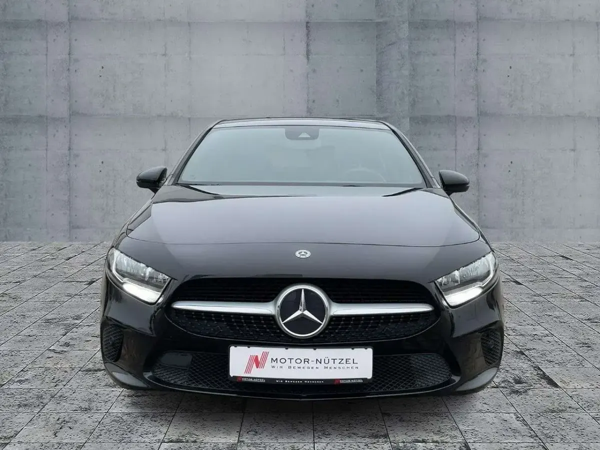 Gebraucht Mercedes A180 116 PS (85 kW) 2020 Schwarz Limousine