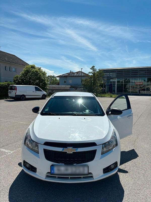 Weiß Gebraucht 2013 Chevrolet Cruze Limousine | 3.000 € (Fairer Preis) - Bild 1/4