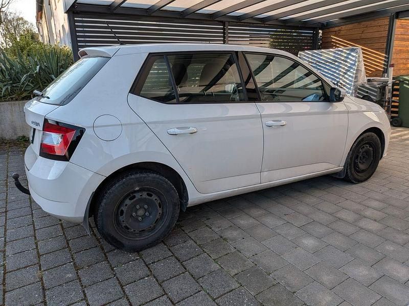 Gebraucht Skoda Fabia Cool Edition 60 PS (44 kW) 2016 Weiß Limousine