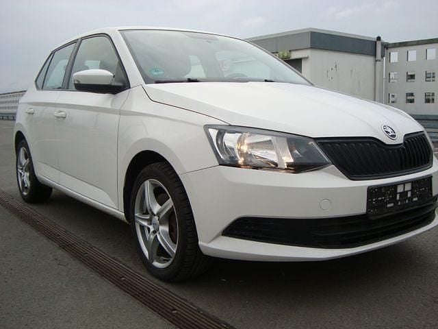 Weiß Gebraucht 2015 Skoda Fabia Limousine | 9.999 € (Fairer Preis) - Bild 1/4