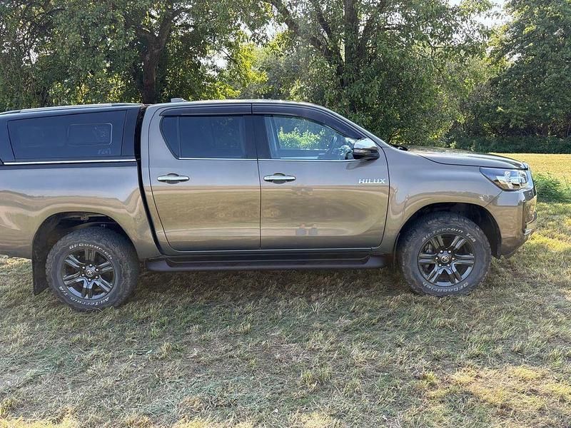 Braun Gebraucht 2022 Toyota HiLux Abholung | 40.700 € (Superpreis) - Bild 1/4