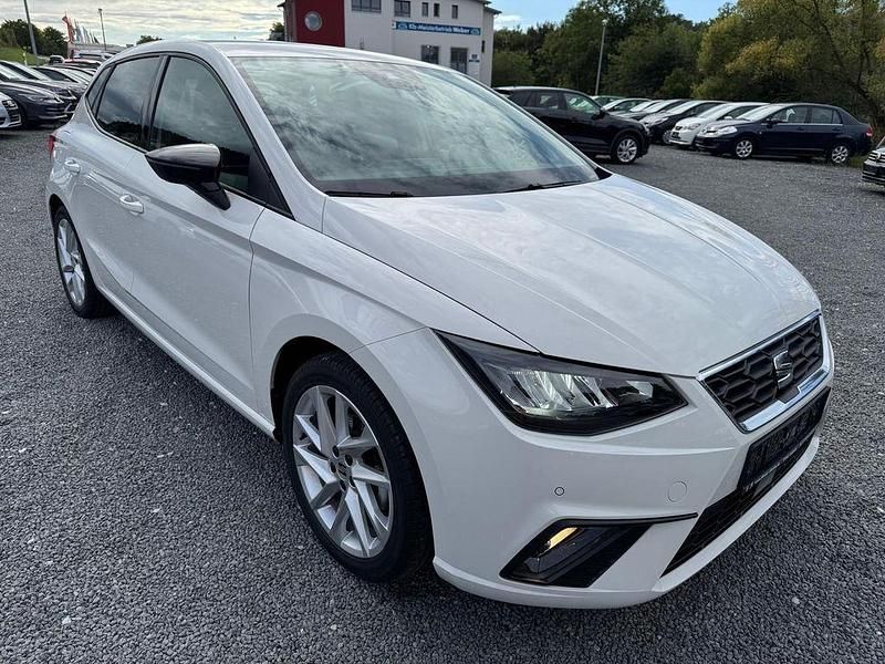 Weiß Gebraucht 2024 Seat Ibiza FR Limousine | 18.280 € (Guter Preis) - Bild 1/4