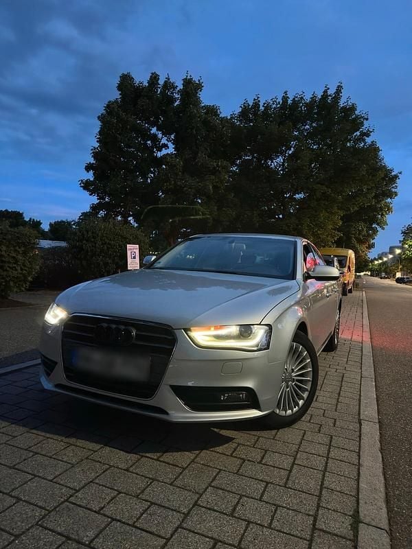 Grau Gebraucht 2014 Audi A4 Ambition Limousine | 10.800 € (Guter Preis) - Bild 1/4