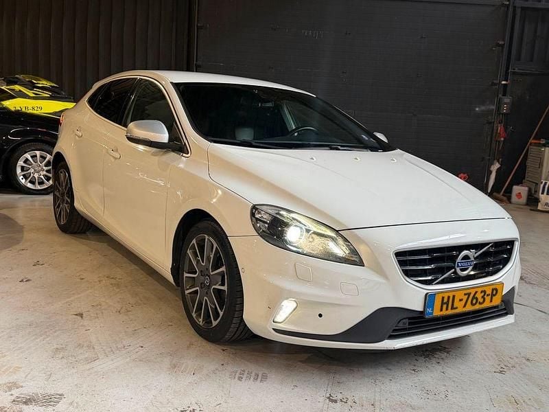 Gebraucht Volvo V40 R-Design 120 PS (88 kW) 2015 Weiß Limousine