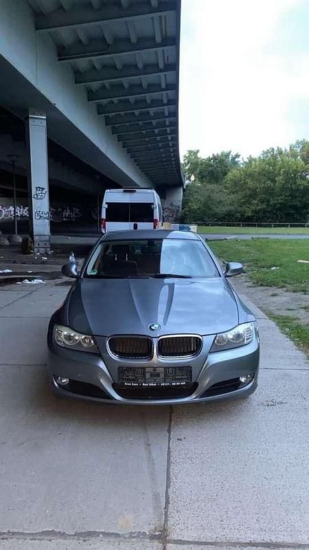 Grau Gebraucht 2010 BMW 318 Limousine | 3.800 € (Superpreis) - Bild 1/4