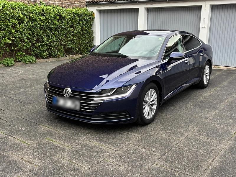 Blau Gebraucht 2017 VW Arteon Limousine | 19.490 € (Etwas zu teuer) - Bild 1/4