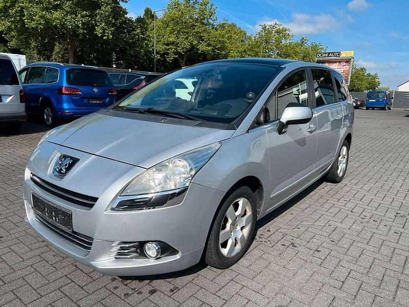 Grau Gebraucht 2011 Peugeot 5008 Family Van / Kleinbus | 5.900 € (Fairer Preis) - Bild 1/4