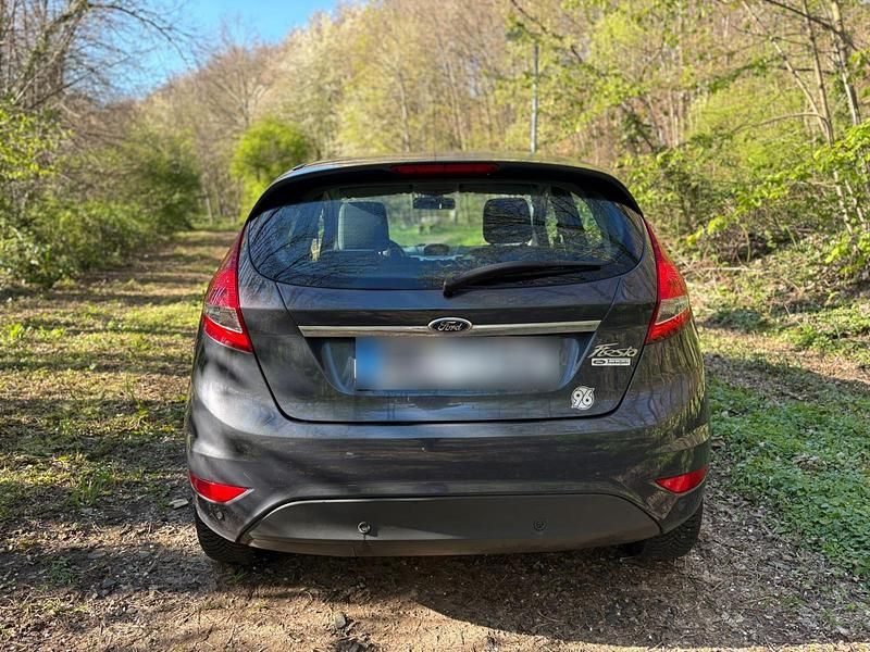 Gebraucht Ford Fiesta 97 PS (71 kW) 2010 Grau Kleinwagen
