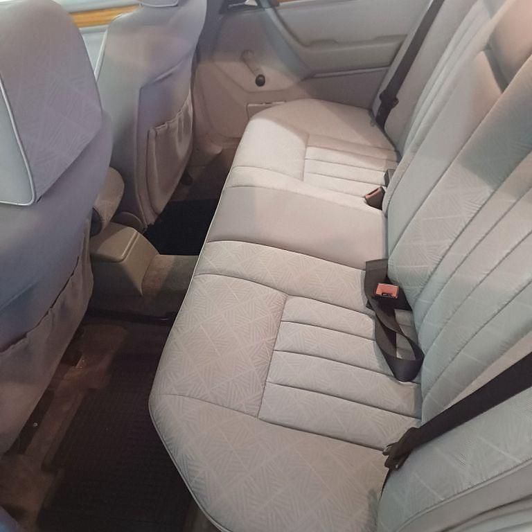 Gebraucht Mercedes 200 75 PS (55 kW) 1994 Silber Limousine