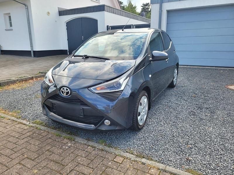 Grau Gebraucht 2021 Toyota Aygo Kleinwagen | 8.399 € (Guter Preis) - Bild 1/4