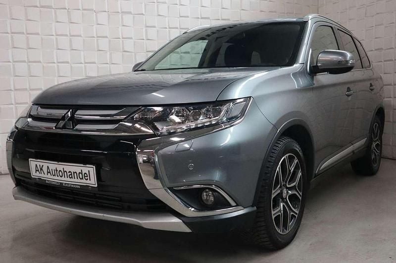 Grau Gebraucht 2016 Mitsubishi Outlander Intense SUV | 14.490 € (Fairer Preis) - Bild 1/4