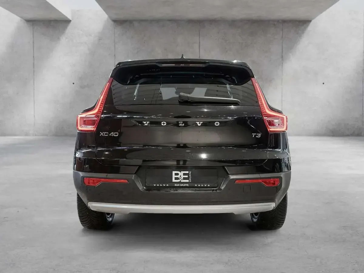 Gebraucht Volvo XC40 Momentum 163 PS (119 kW) 2021 Onyx schwarz SUV