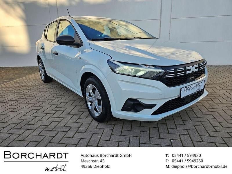 Weiß Gebraucht 2023 Dacia Sandero Essentiel Limousine | 11.780 € (Guter Preis) - Bild 1/4