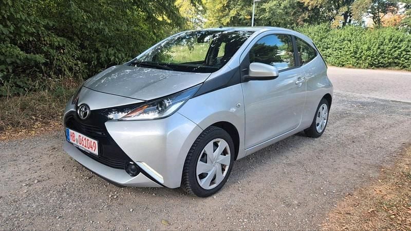 Grau Gebraucht 2016 Toyota Aygo Kleinwagen | 4.399 € (Guter Preis) - Bild 1/4