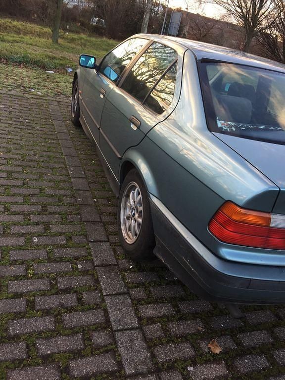 Gebraucht BMW 318 116 PS (85 kW) 1997 Blau Limousine