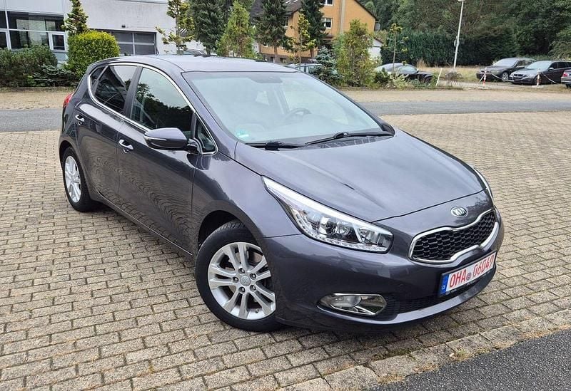 Grau Gebraucht 2015 Kia Ceed Spirit Limousine | 7.749 € (Superpreis) - Bild 1/4
