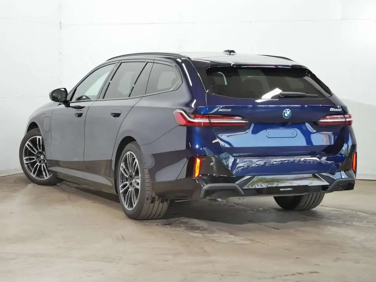 Gebraucht BMW 550e M Sport 313 PS (230 kW) 2025 Tansanitblau ii metallic Kombi