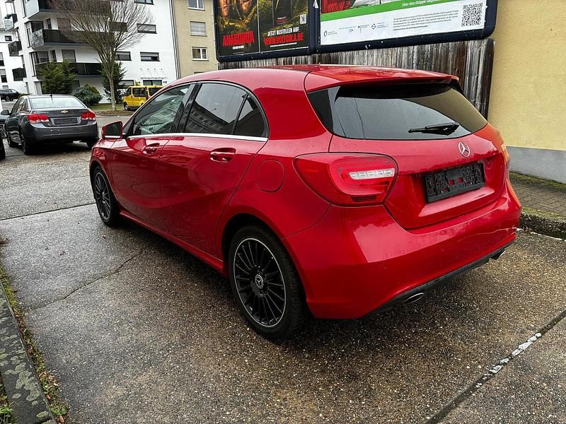 Gebraucht Mercedes A180 122 PS (89 kW) 2013 Rot Kleinwagen