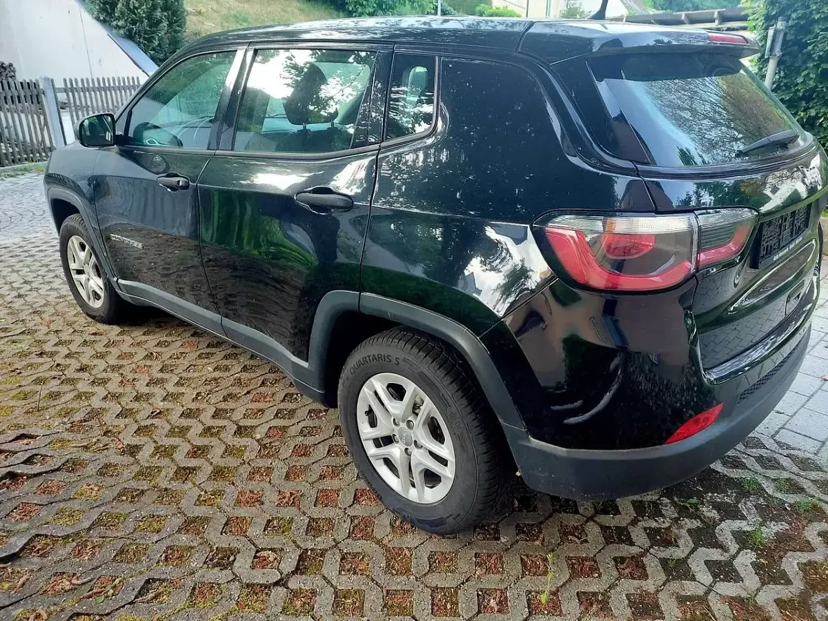 Gebraucht Jeep Compass Sport 140 PS (102 kW) 2018 Schwarz SUV