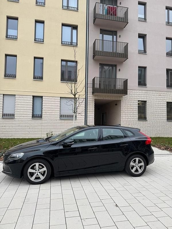 Schwarz Gebraucht 2017 Volvo V40 Kombi | 9.000 € (Guter Preis) - Bild 1/4