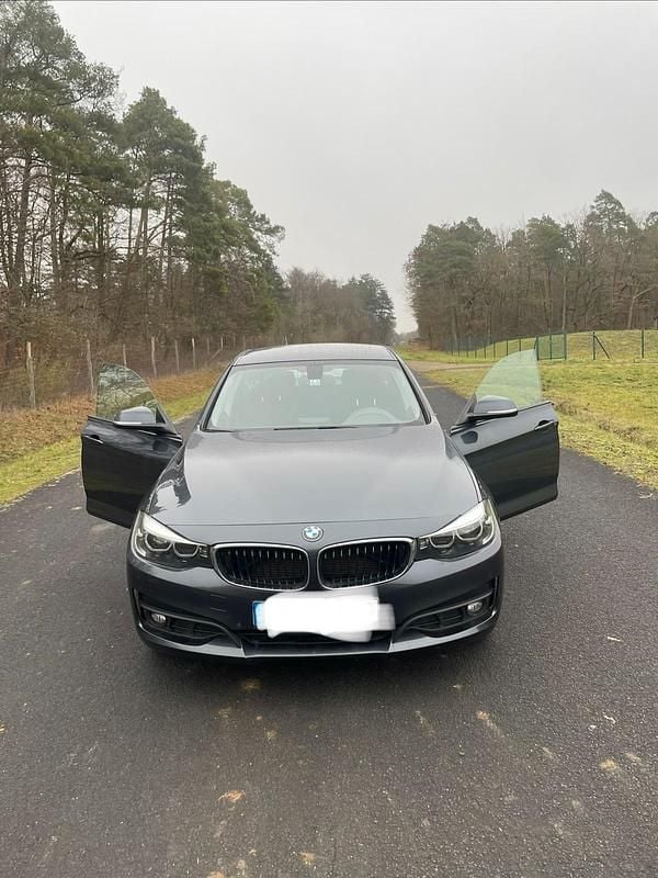 Grau Gebraucht 2016 BMW 318 M Sport Limousine | 12.400 € (Guter Preis) - Bild 1/4