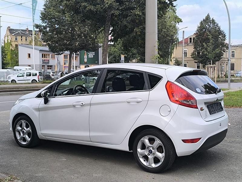 Gebraucht Ford Fiesta Titanium 82 PS (60 kW) 2012 Weiß Kleinwagen