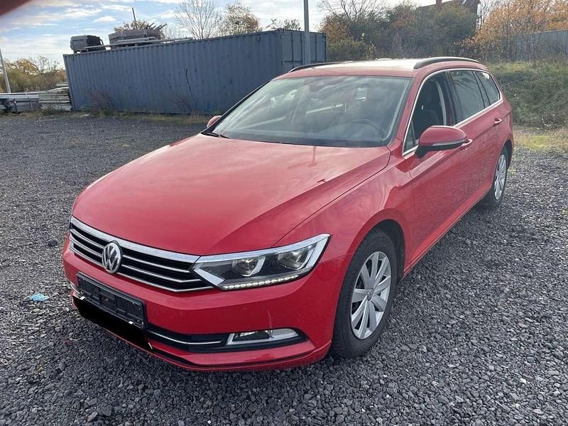 Rot Gebraucht 2018 VW Passat Comfortline Kombi | 15.990 € (Fairer Preis) - Bild 1/4