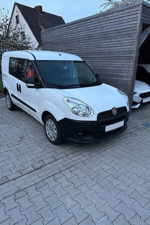 Weiß Gebraucht 2013 Fiat Doblò Van / Kleinbus | 5.725 € (Teuer) - Bild 1/4