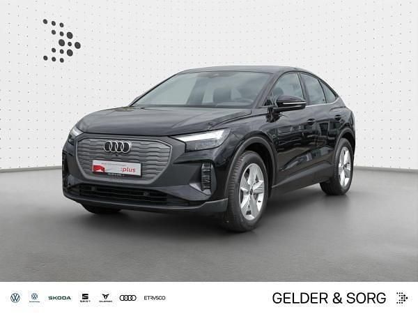 Schwarz (mythosschwarz metallic) Gebraucht 2024 Audi Q4 Sportback e-tron Comfort SUV | 40.481 € (Superpreis) - Bild 1/4