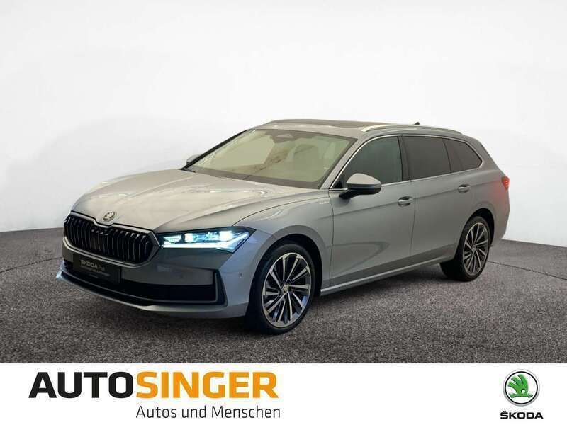Pebble silber metallic Gebraucht 2024 Skoda Superb LAURIN & KLEMENT Kombi | 41.740 € (Teuer) - Bild 1/4