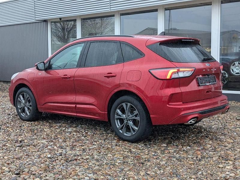 Gebraucht Ford Kuga ST-Line 152 PS (111 kW) 2021 Rot SUV